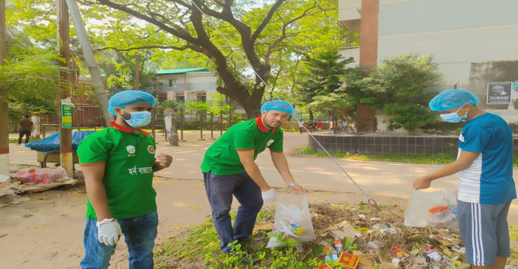 ঢাকা কলেজে গ্ৰীন ভয়েসের পরিষ্কার পরিচ্ছন্নতা অভিযান