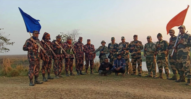 গোমস্তাপুর সীমান্তে আটক দুই ভারতীয় নাগরিক পতাকা বৈঠকের মাধ্যমে ফেরত