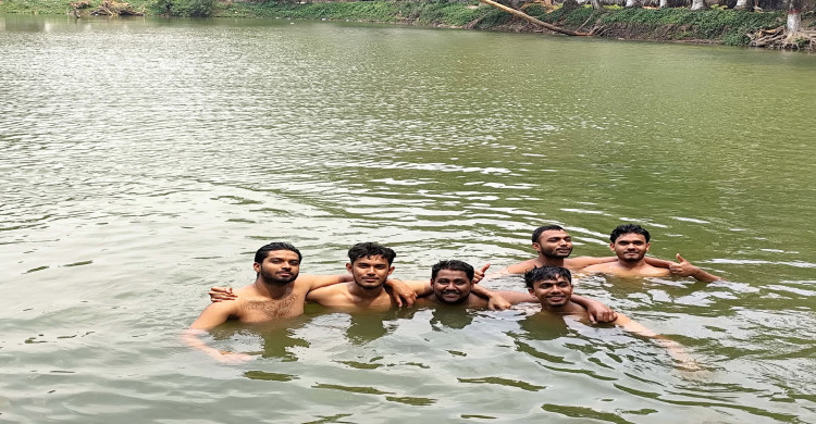 ‘ঢাকা কলেজের পুকুরে গোসল করলে এ প্লাস পাওয়া যায়’