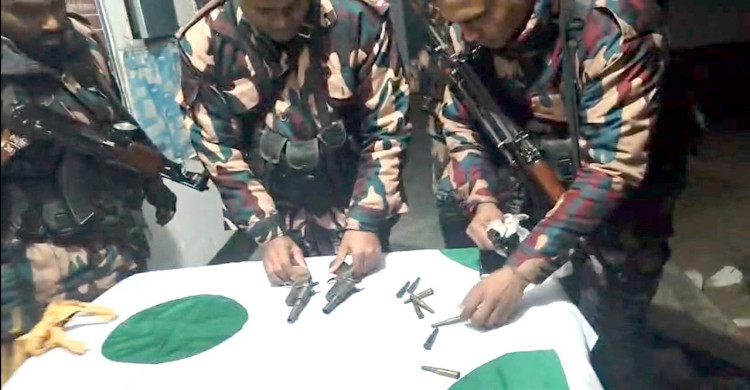 চাঁপাইনবাবগঞ্জ সীমান্তে পরিত্যক্ত ব্যাগে মিলল দুই ওয়ান শুটারগান ও গুলি