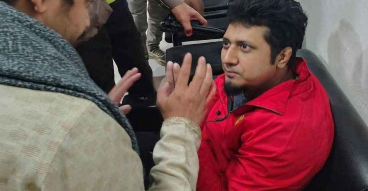 ওসমান হাদি হত্যার বিচারের দাবিতে শাহবাগ উত্তাল, আন্দোলন থেকে অস্ত্রসহ যুবক আটক