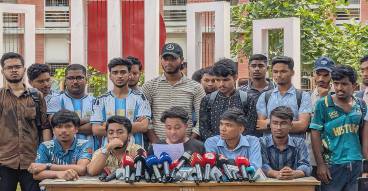 ভর্তি বিজ্ঞপ্তি সংশোধনের দাবিতে ডিসিইউ শিক্ষার্থীদের সংবাদ সম্মেলন
