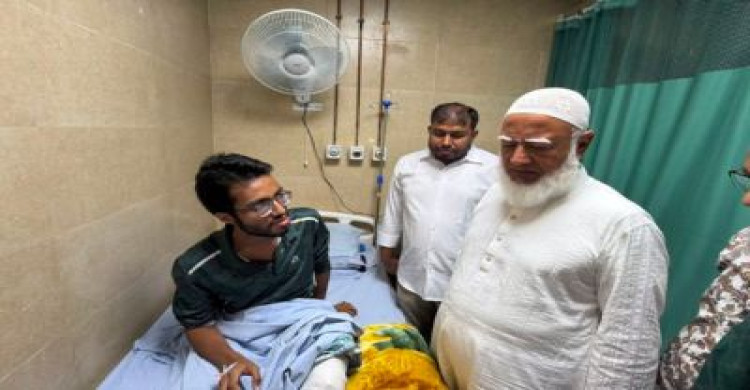 হামলায় আহত ঢাকা কলেজ শিবিরের নেতাকর্মীদের দেখতে হাসপাতালে জামায়াত আমির 