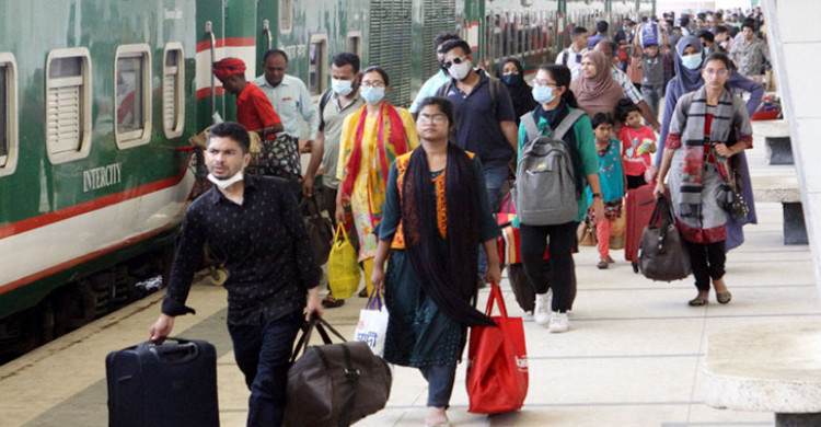 ভোটযাত্রায় ঈদের ঢল: বাস–ট্রেন সংকটে রাজধানী ছাড়ছেন লাখো মানুষ, ভাড়ায় নৈরাজ্য