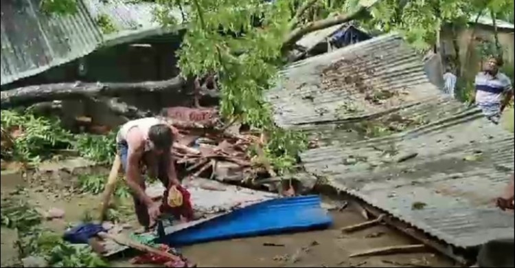 দুপুরের মধ্যেে একাধিক  অঞ্চলে বজ্রসহ ঝড়ের শঙ্কা