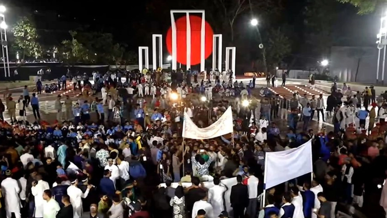 একুশের প্রথম প্রহরে আবেগের জোয়ার: শহীদ মিনারে শ্রদ্ধায় নত সমগ্র জাতি