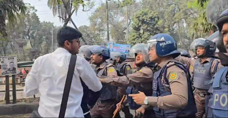 ঢাকা কলেজ শিক্ষার্থীদের মিছিলে বাধা, সাইন্সল্যাব মোড়ে উত্তপ্ত পরিস্থিতি