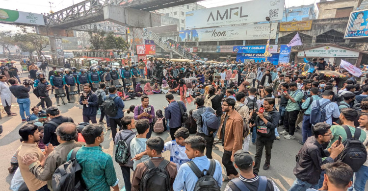 এক দফা দাবিতে ঢাকেবি শিক্ষার্থীদের সাইন্সল্যাব অবরোধ